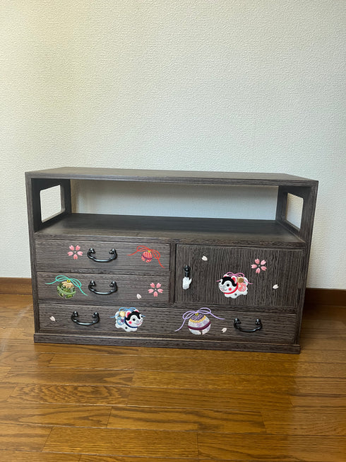 飾り棚付き片開きタンス